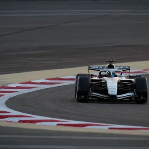 Checo Pérez mejora los tiempos de Cadillac en el segundo día de test en Bahrein