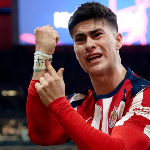 Chivas regresa al liderato de la Liga MX tras goleada a León