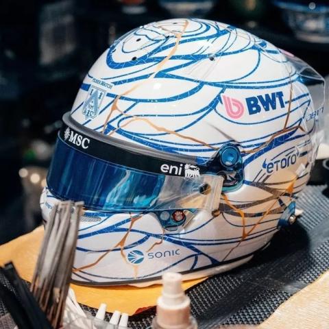 Decoraciones especiales y cascos únicos de pilotos en el Gran Premio de Japón.