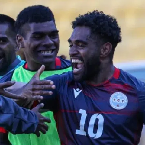 Futbolistas de Nueva Caledonia combinan trabajo y pasión por el fútbol.