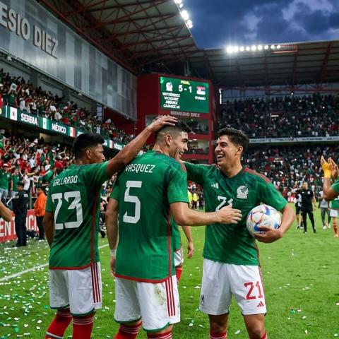 México golea a Serbia