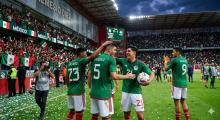 México golea a Serbia